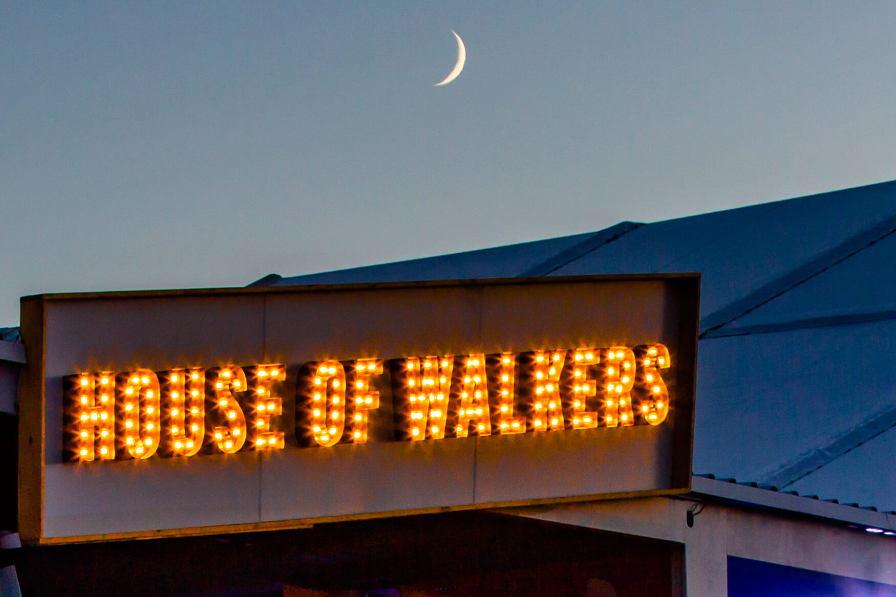 House of Walkers - metalen letters gevuld met bollen boven de ingang